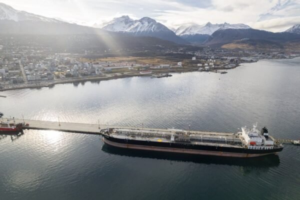 El Gobierno Provincial fiscaliza la operación de carga de crudo a través de la terminal marítima Río Cullen y certifica el origen de la mercadería