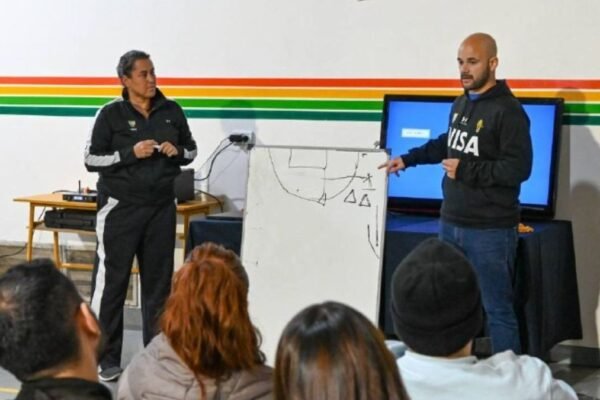 El Municipio junto a la Federación de Hockey TDF brindó capacitación para fortalecer el deporte