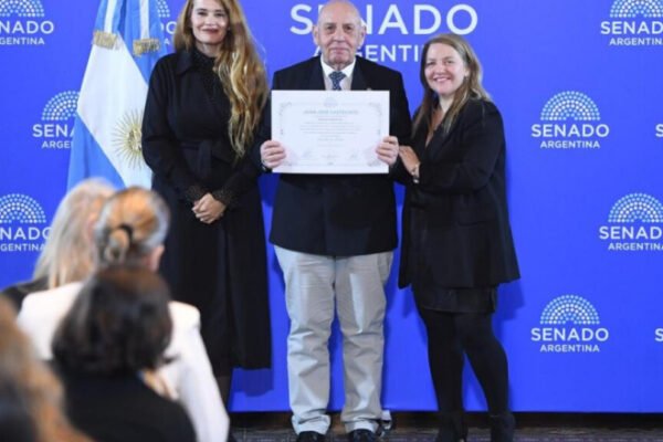 El primer rector electo de la UNTDF fue distinguido por el Senado de la Nación