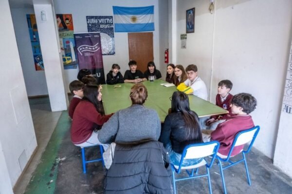 Estudiantes del Colegio Julio Verne se capacitaron para avanzar en la conformación de su Centro de Estudiantes