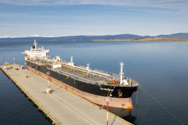 Gobierno repudió la operación de buque petrolero británico en el puerto intervenido de Ushuaia