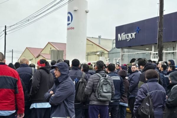 “La empresa sostiene que los 25 delegados estamos despedidos”, dijo Linares