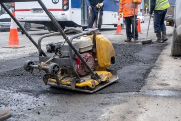 La Municipalidad continúa con trabajos de bacheo y mantenimiento vial durante el Operativo Invierno