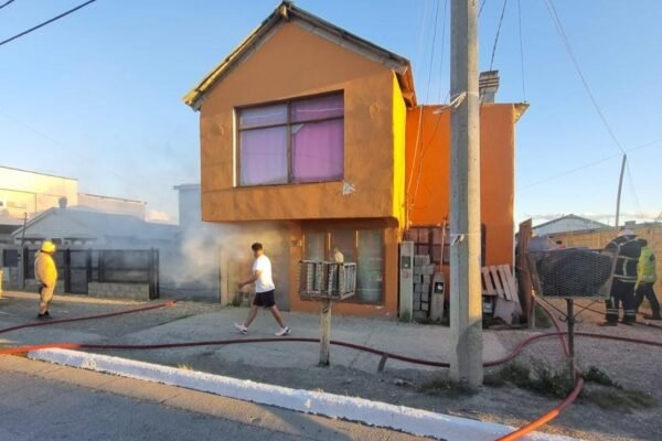 Río Grande: Un cortocircuito provocó un incendio en una casa