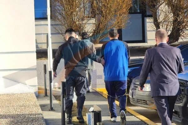 Tras ser procesados, continuarán detenidos los asaltantes de una pareja de ancianos