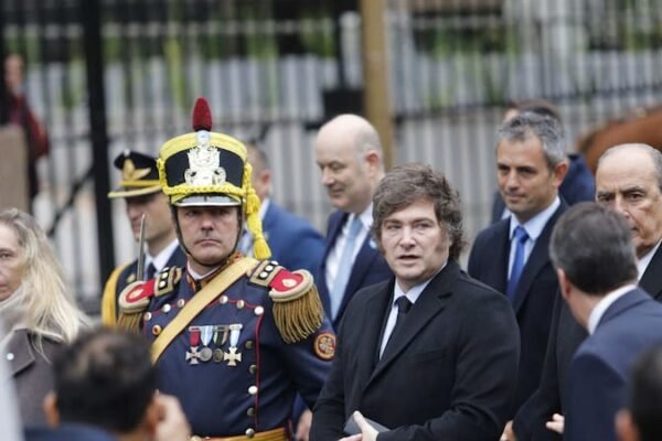 Tras varios días de bajo perfil, Milei vuelve a la escena pública con el acto por San Martín
