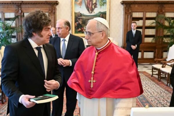Pobreza y Vaticano: el nuevo dato económico debilita la posición del Gobierno antes de la llegada del Papa