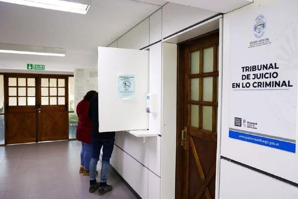 De no presentarse al juicio a quedar detenido: hoy lo juzgan por amenazar a sus vecinos con un cuchillo