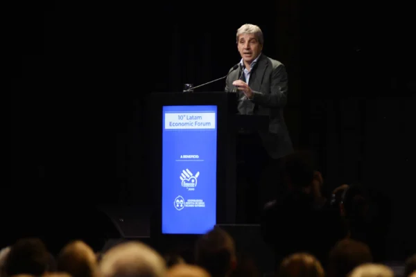 Caputo busca atraer inversiones desde París: “El riesgo es quedarse afuera de la oportunidad que ofrece Argentina”